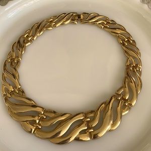 Gold Tone Collar Necklace. In Like New Condition.